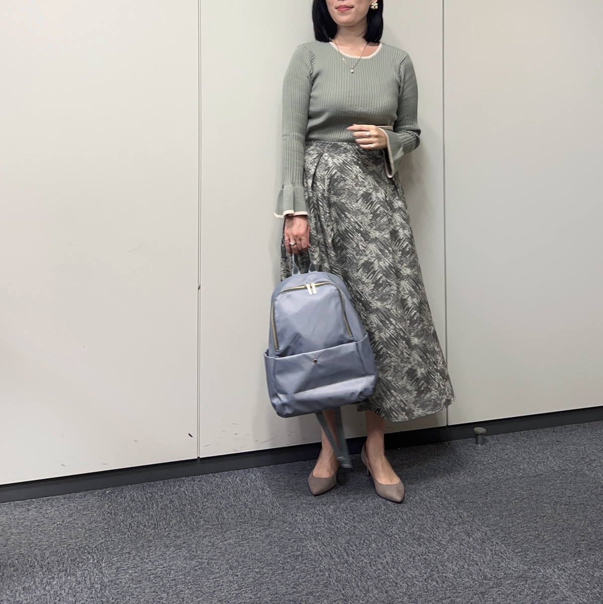 ニュアンスカラーのリュックコーデ