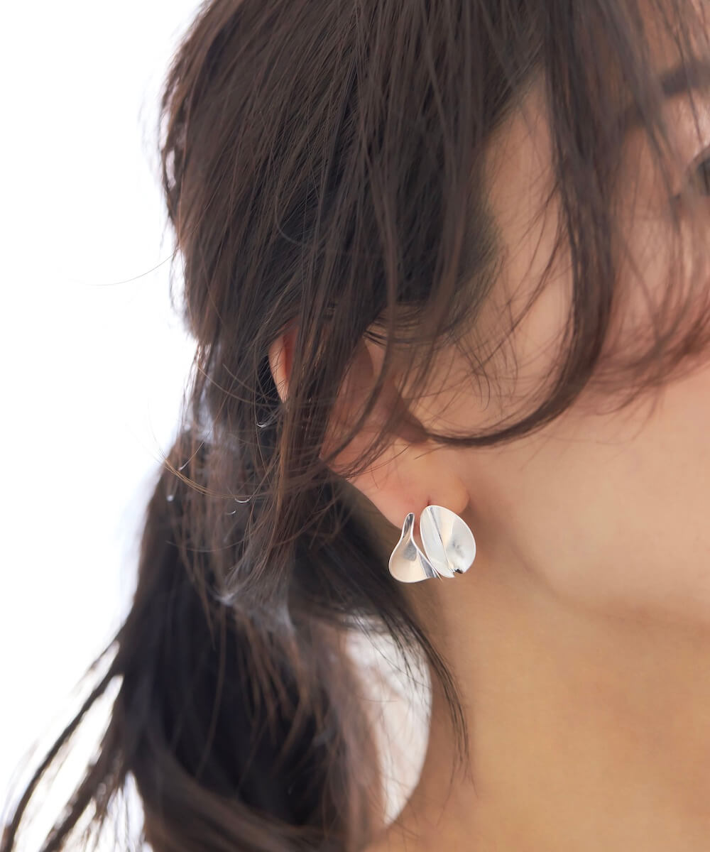 ★50%OFF★【２カラー展開】フォルドプレートピアス | WEBストア | ファッションレンタル【EDIST. CLOSET】